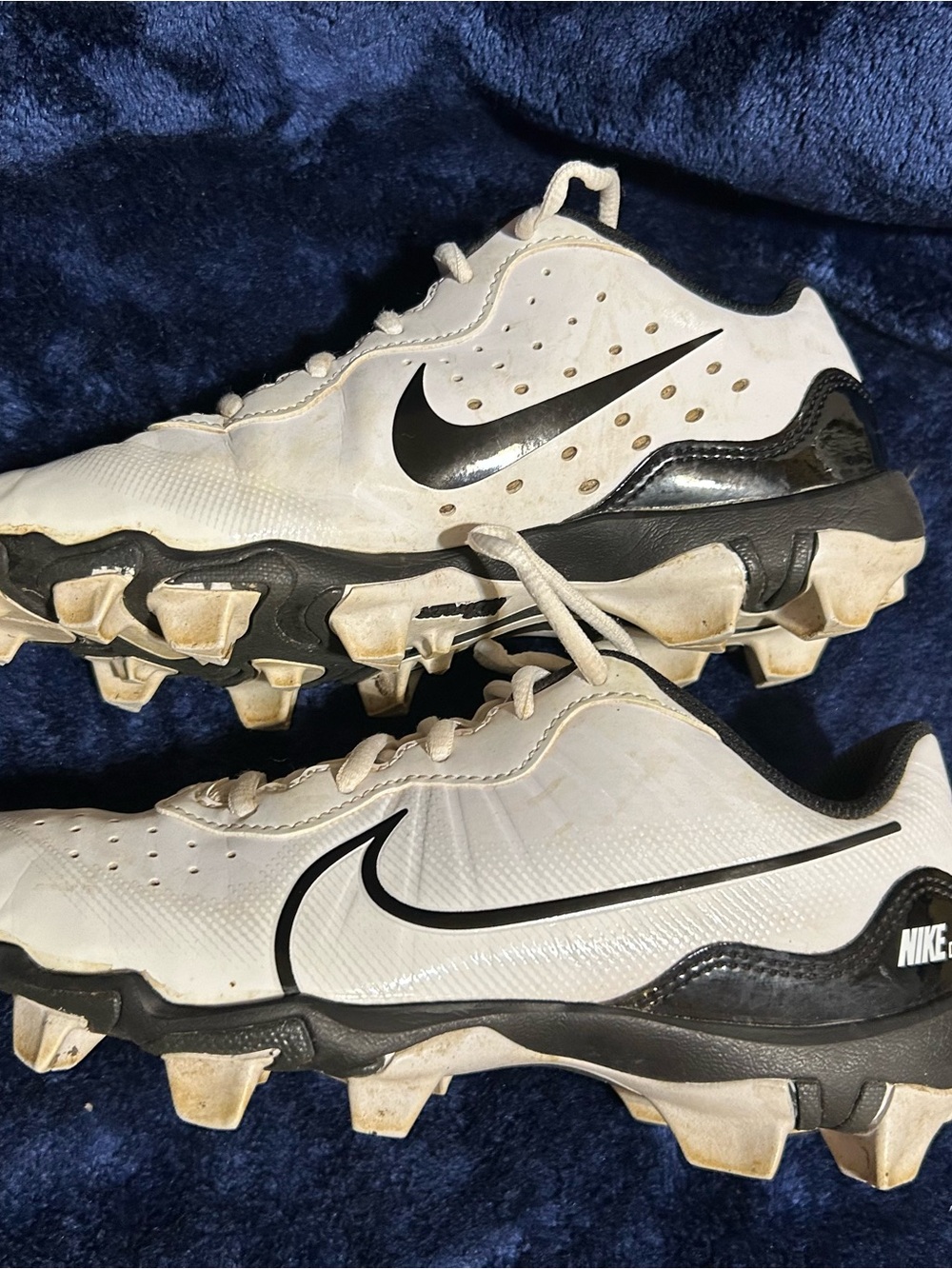 Boys 4Y Nike White and Black Athletic Cleats